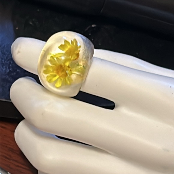 Vintage 70s LUCITE RING clear with Yellow Dried Daisy's Size 7 - Picture 8 of 16